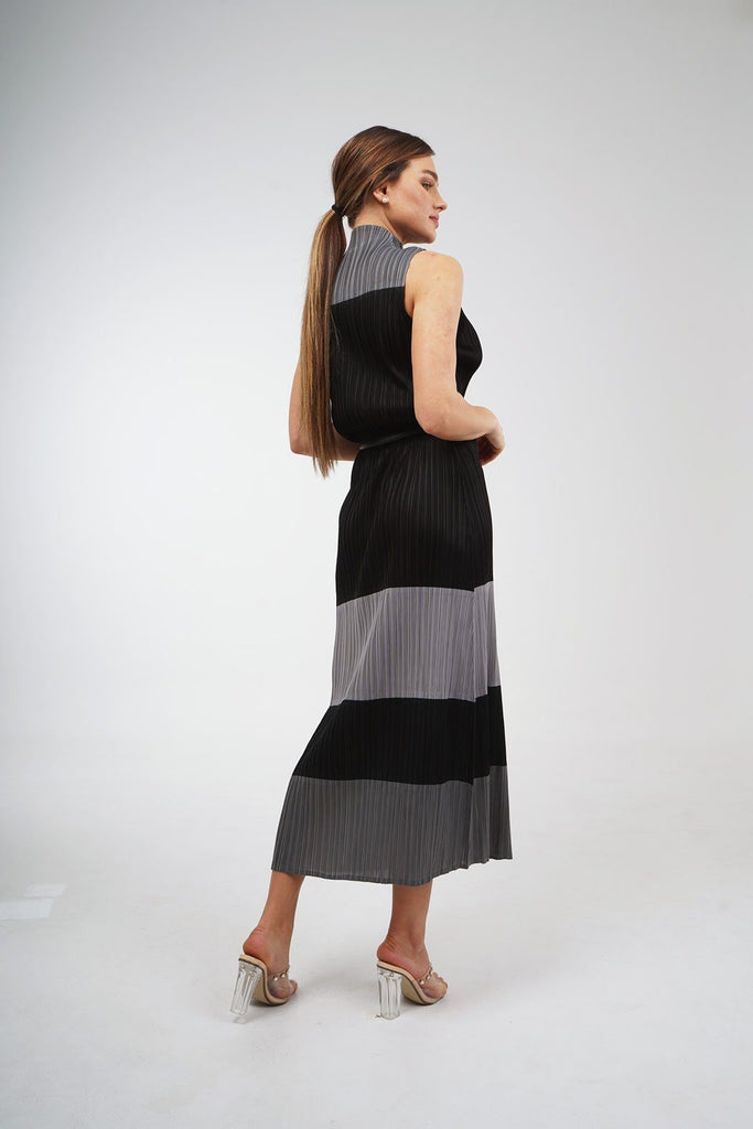 Grey (00) | Pleated Dress